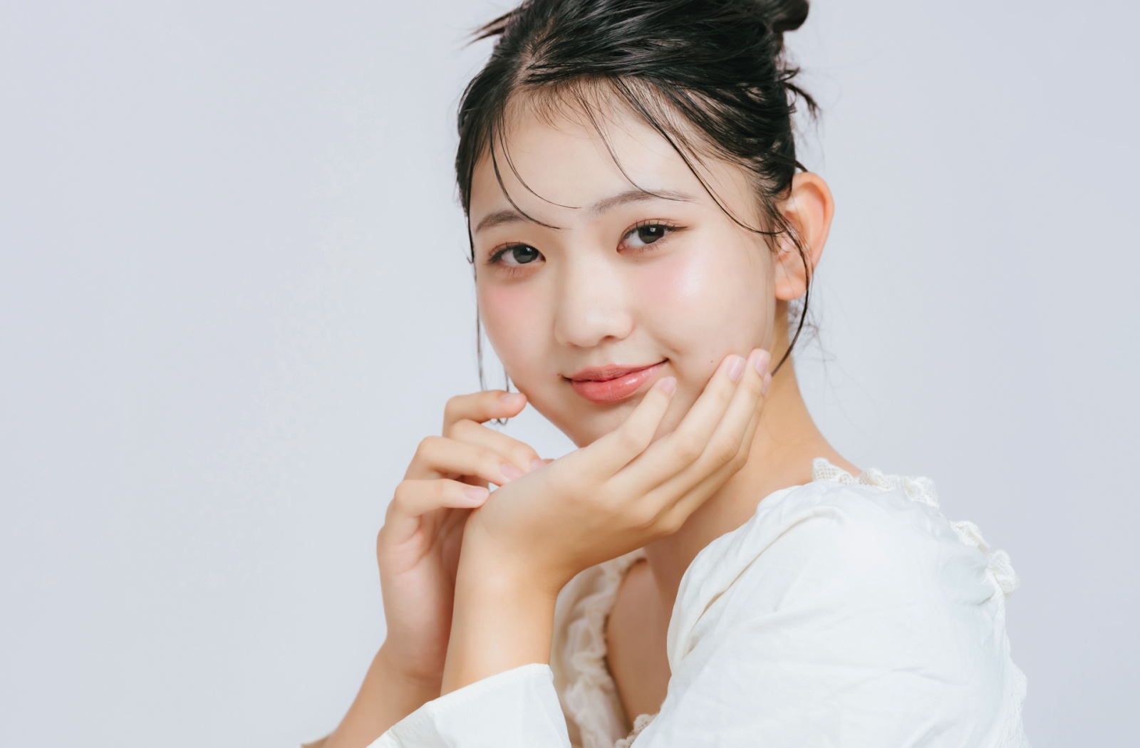 A model with perfect skin after undergoing a rejuran treatment